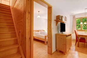 2 bedrooms, free WiFi, bed sheets - Apartment 2 with Shared Garden and Wi-Fi (Eschlkam)