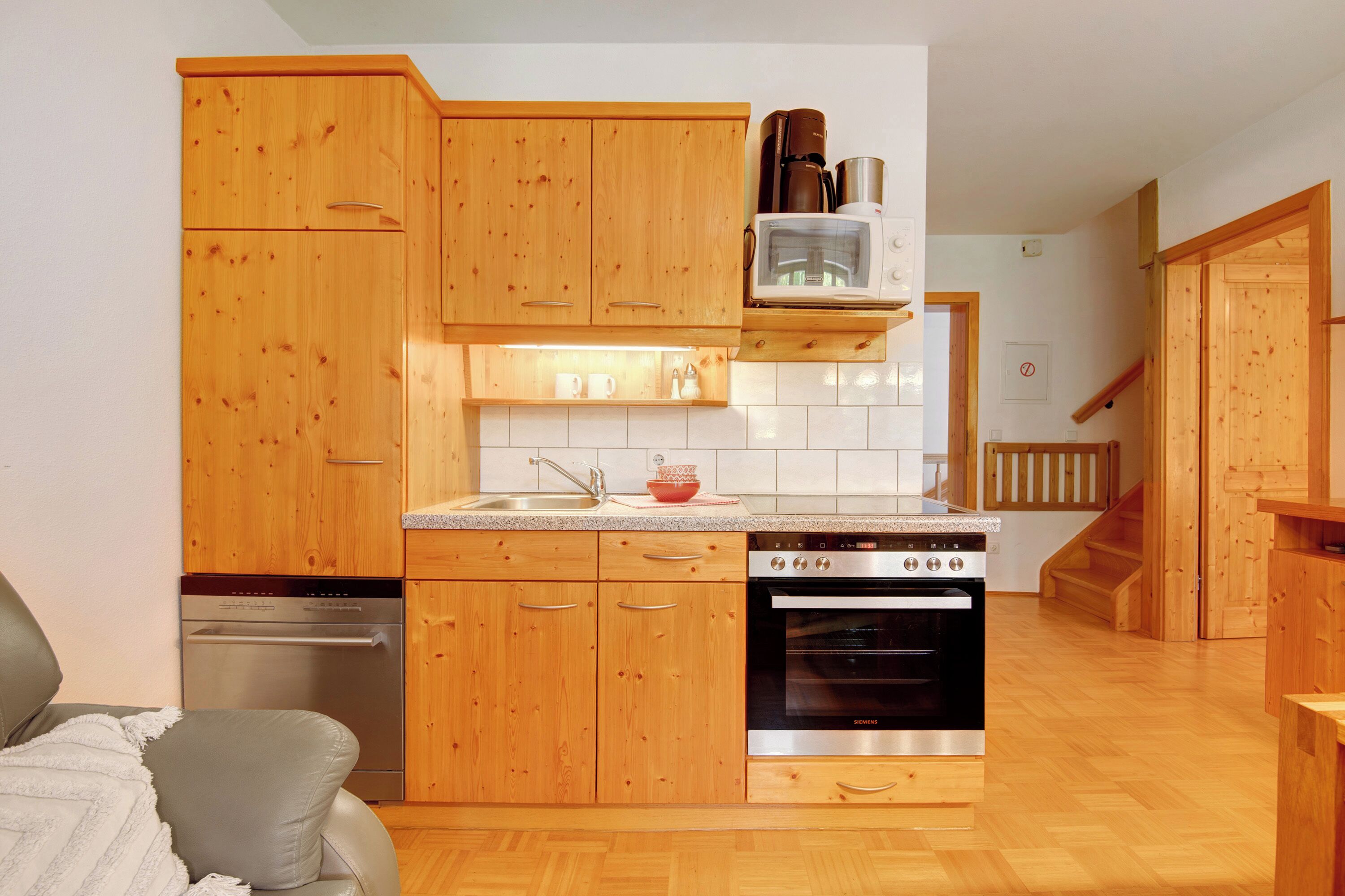 Kylskåp, mikrovågsugn, ugn och spishäll