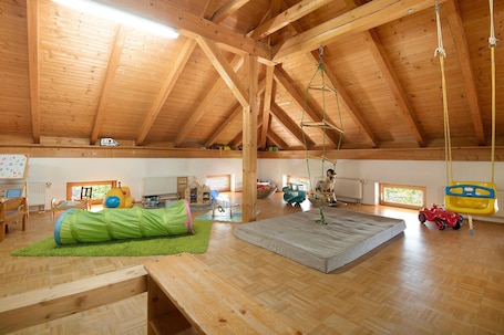 Área infantil. Apartment 3 with Shared Garden, Balcony and Wi-Fi