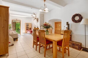 Dining - Apartment 3 with Shared Garden, Balcony and Wi-Fi (Eschlkam)