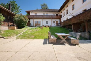 Outdoor dining - Apartment 3 with Shared Garden, Balcony and Wi-Fi (Eschlkam)