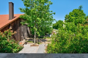 Property grounds - Apartment 'Ferienwohnung 4' with Shared Garden, Balcony and Wi-Fi (Eschlkam)