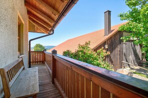 Property grounds - Apartment 'Ferienwohnung 4' with Shared Garden, Balcony and Wi-Fi (Eschlkam)