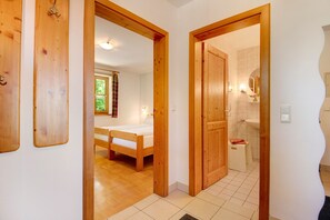 1 bedroom, free WiFi, bed sheets - Apartment 'Ferienwohnung 4' with Shared Garden, Balcony and Wi-Fi (Eschlkam)