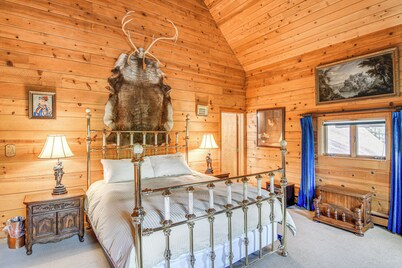 Hot Tub & Mtn Views: Grand Mountain Chalet