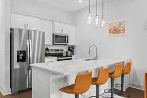 Fridge, microwave, oven, stovetop - New Broadway Luxury Build w/ Rooftop View - 5 minutes to Downtown & Broadway! (Nashville)