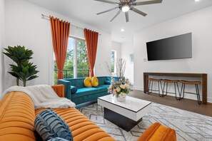 Smart TV, fireplace - New Broadway Luxury Build w/ Rooftop View - 5 minutes to Downtown & Broadway! (Nashville)