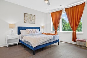 4 bedrooms, desk, iron/ironing board, travel crib - New Broadway Luxury Build w/ Rooftop View - 5 minutes to Downtown & Broadway! (Nashville)