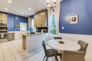 Fridge, microwave, oven, stovetop - Renovated Richmond Townhome in Church Hill! (Richmond)