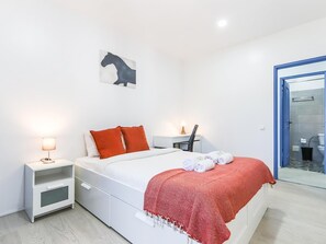 1 slaapkamer, een strijkplank/strijkijzer, internet, beddengoed