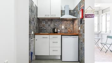 Een koelkast, een microgolfoven, een oven, een vaatwasser