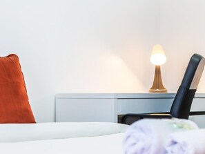 1 dormitori, planxa i posts de planxar, Internet i roba de llit 