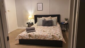 3 bedrooms, desk, iron/ironing board, bed sheets - Cosy, 1930's Country Style Cottage, Walking Distance From Town. (Mount Barker)