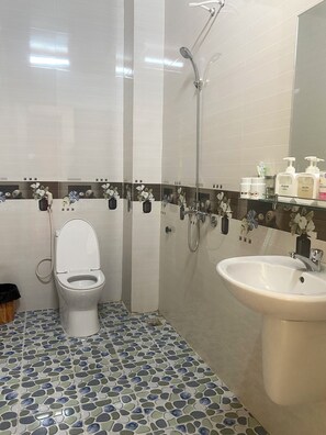 Habitación Confort doble, vistas a la montaña | Baño | Zapatillas