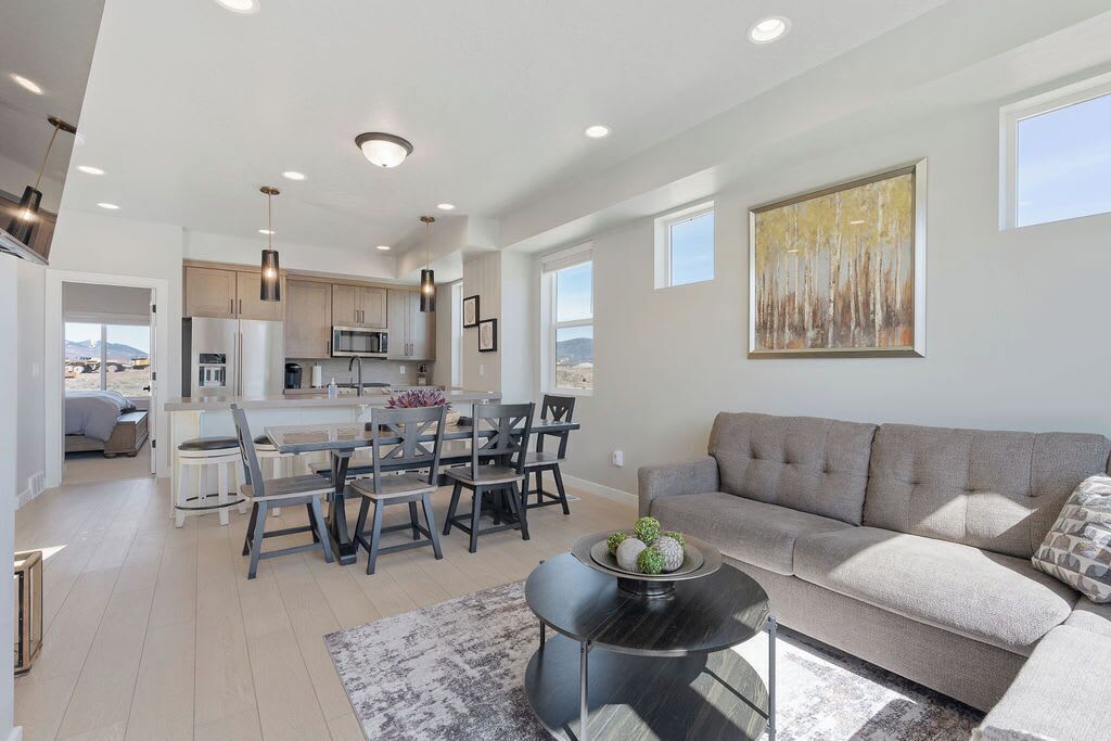 Silver Creek Townhome with Hot Tub l Poppy by Stay
