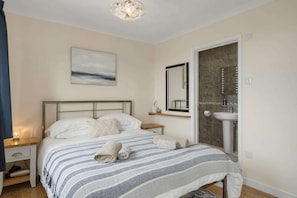 4 bedrooms, iron/ironing board, travel crib, WiFi - Peaceful Home, Sea Views, Private Parking (Trewarmett)