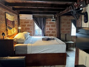 1 bedroom, pillow-top beds, desk, laptop workspace