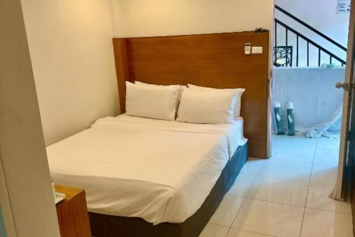 1 bedroom, pillowtop beds, desk, laptop workspace