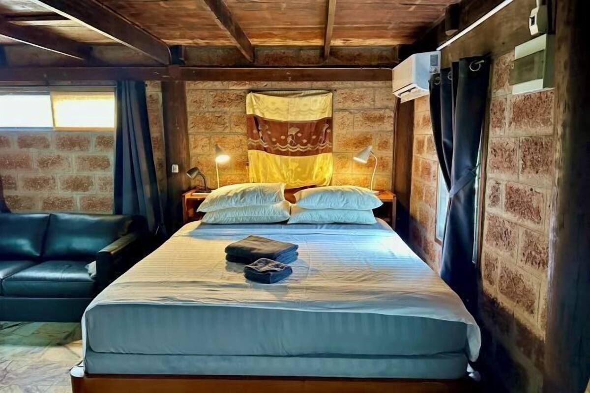 1 bedroom, pillowtop beds, desk, laptop workspace