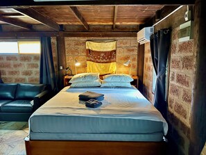 Kahden hengen tavanomainen huone, 1 makuuhuone, patio, näköala puutarhaan | 1 makuuhuone, pillowtop-patjalliset sängyt, työpöytä