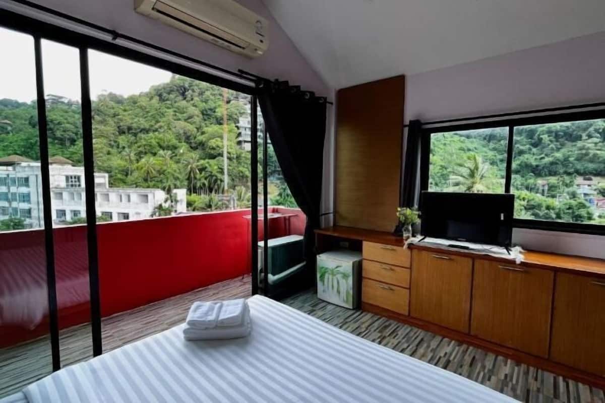 1 bedroom, pillowtop beds, desk, laptop workspace