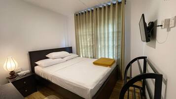 3 bedrooms, iron/ironing board, WiFi, bed sheets