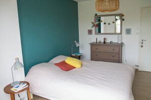 3 bedrooms, iron/ironing board, WiFi, bed sheets - House with garden in a quiet area, close to the beach. (Les Sables-d'Olonne)