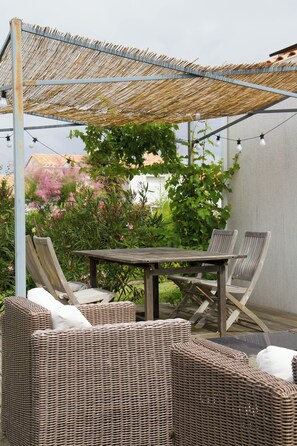 Outdoor dining - House with garden in a quiet area, close to the beach. (Les Sables-d'Olonne)