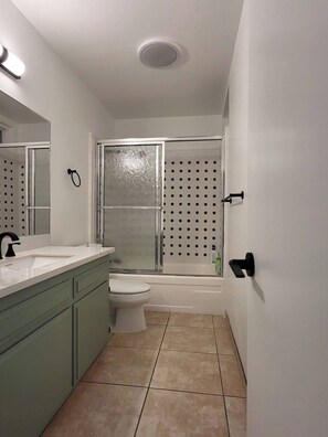 Toallas, jabón, shampoo, papel de baño 