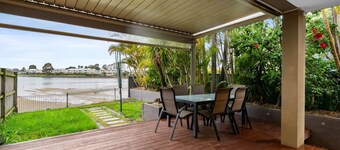 Modern 3-Bed with Water Views by Beach