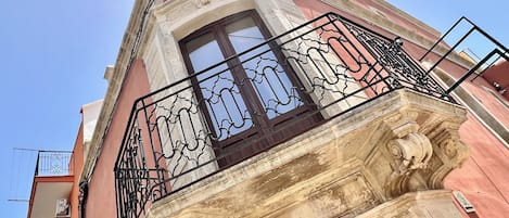 Kahden hengen perushuone (yksi tai kaksi sänkyä), parveke, kaupunkinäköala | Yksityiskohta ulkoa