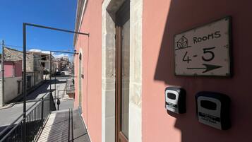 Habitación básica con 1 cama matrimonial o 2 individuales | Detalle exterior