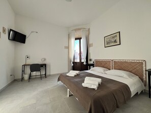 Desk, laptop workspace, soundproofing, free WiFi - Dimore Hyblon (Cassaro)