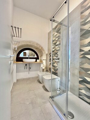 Basic Double or Twin Room, Balcony, City View | Bathroom | Shower, hair dryer, towels, soap - Dimore Hyblon (Cassaro)