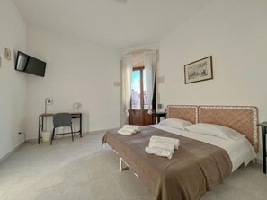 Desk, laptop workspace, soundproofing, free WiFi - Dimore Hyblon (Cassaro)