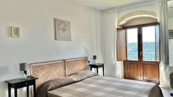 Una scrivania, postazione laptop, insonorizzazione, Wi-Fi gratuito