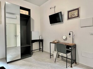 Habitación básica con 1 cama doble o 2 individuales, vistas a la ciudad | Escritorio y espacio para trabajar con un portátil