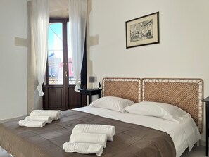 Habitación básica con 1 cama matrimonial o 2 individuales, balcón, vista a la ciudad | Escritorio, espacio para trabajar con laptop y insonorización 