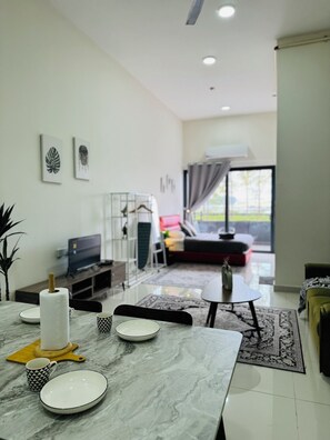 Cortinas blackout, tabla de planchar con plancha y wifi gratis