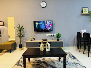 Standard Studio Suite, City View | Living area
