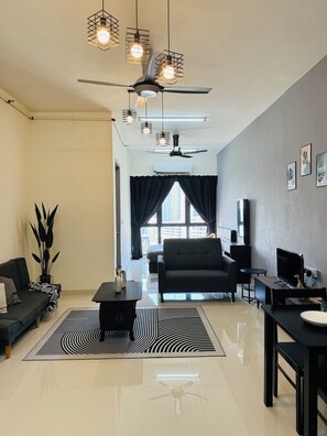 Suite estudio estándar, vista a la alberca | Cortinas blackout, tabla de planchar con plancha y wifi gratis 
