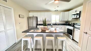 Een koelkast, een magnetron, een oven, een kookplaat