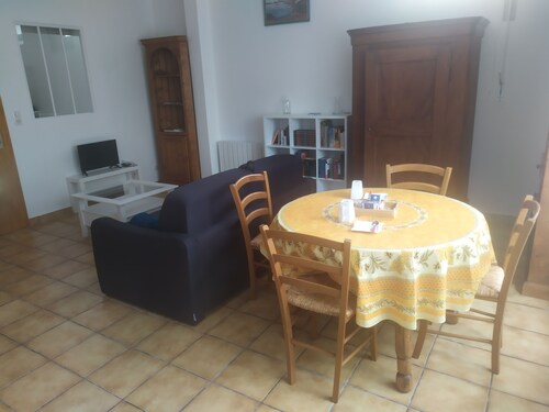 SPACIEUX F2 ENTIER, NEUF, TRES LUMINEUX ET DECORE AVEC GOUT.