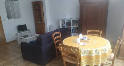 SPACIEUX F2 ENTIER, NEUF, TRES LUMINEUX ET DECORE AVEC GOUT.