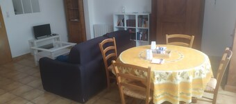Spacieux F2 Entier, Neuf, Tres Lumineux ET Decore Avec Gout