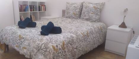 1 habitación, tabla de planchar con plancha, wifi y ropa de cama