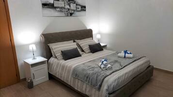 1 slaapkamer, een bureau, een strijkplank/strijkijzer, wifi