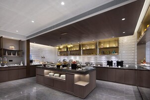 Daily buffet breakfast (CNY 38 per person)