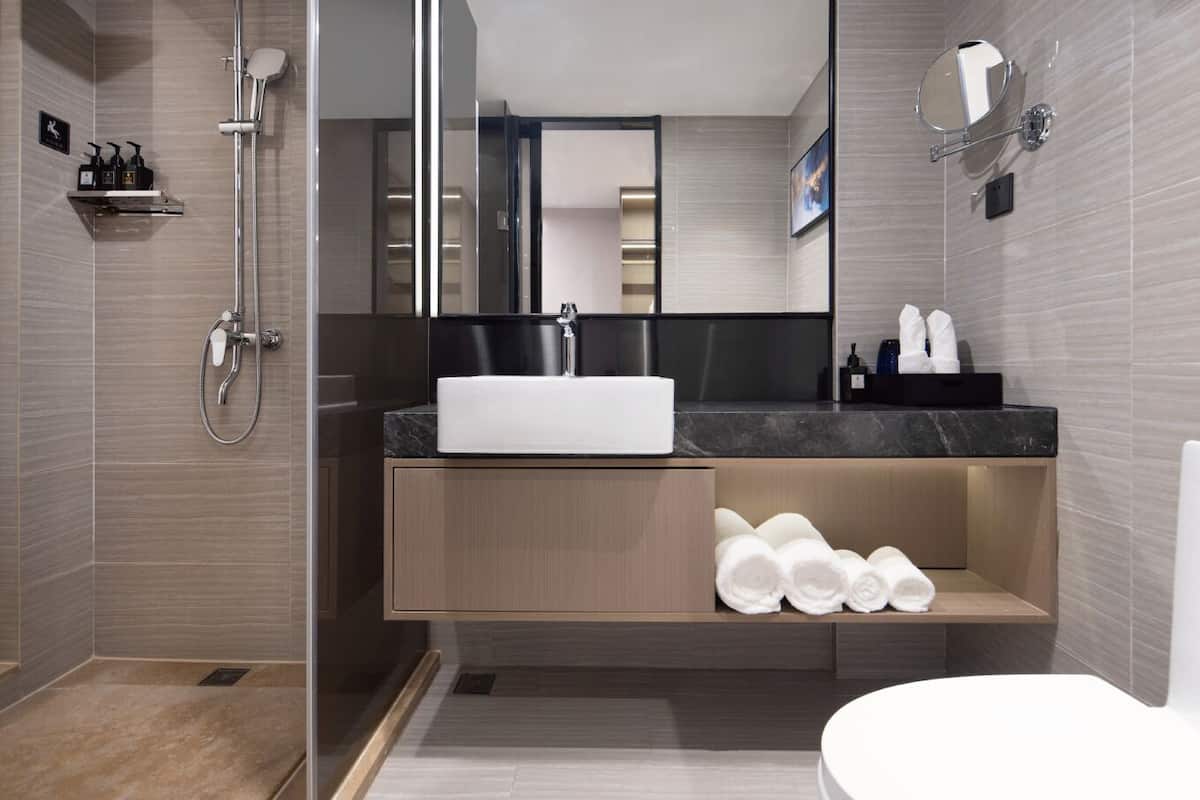 Kostenlose Toilettenartikel, Haartrockner, Hausschuhe, Handtücher