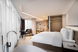 Escritorio, espacio para trabajar con laptop y wifi gratis 